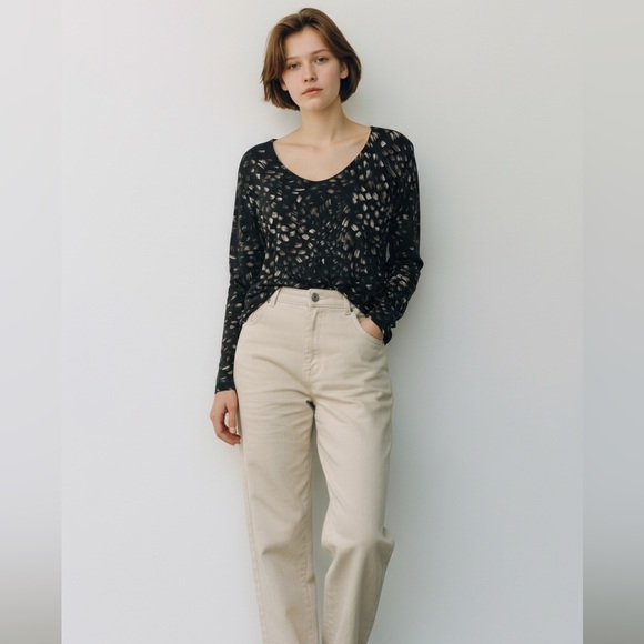 Chico's Tops - Chico’s Size 1 Black Abstract Print Long Sleeve V-Neck Stretch Top